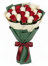 Букет Микс из красных и белых роз в Россоше