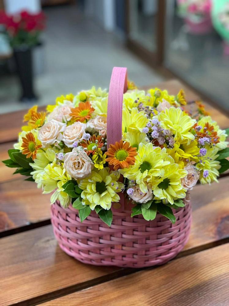 Цветочная композиция из Хризантемы и Розы в корзине в Россоше