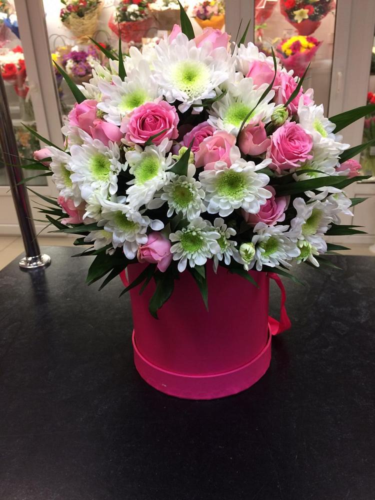 Цветочная композиция из Розы и Хризантемы в шляпной коробке в Россоше