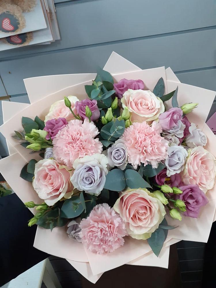 Букет цветов из: Розы, Гвоздики и Лизиантусы в Россоше